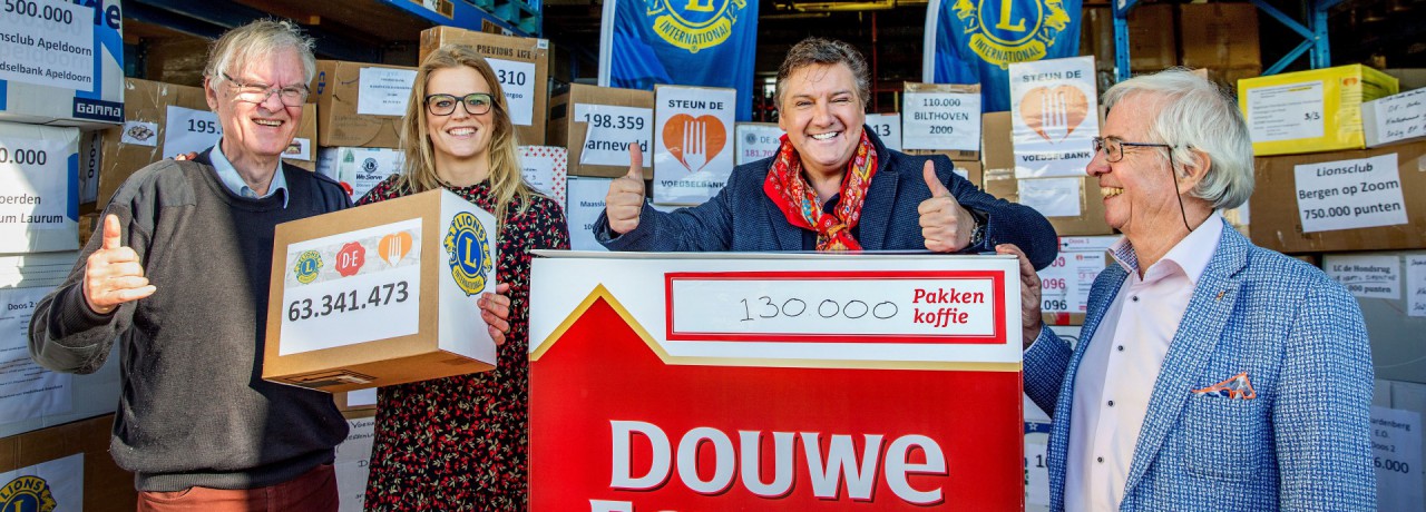 René Froger neemt 130.000 pakken DE koffie in ontvangst voor Voedselbank